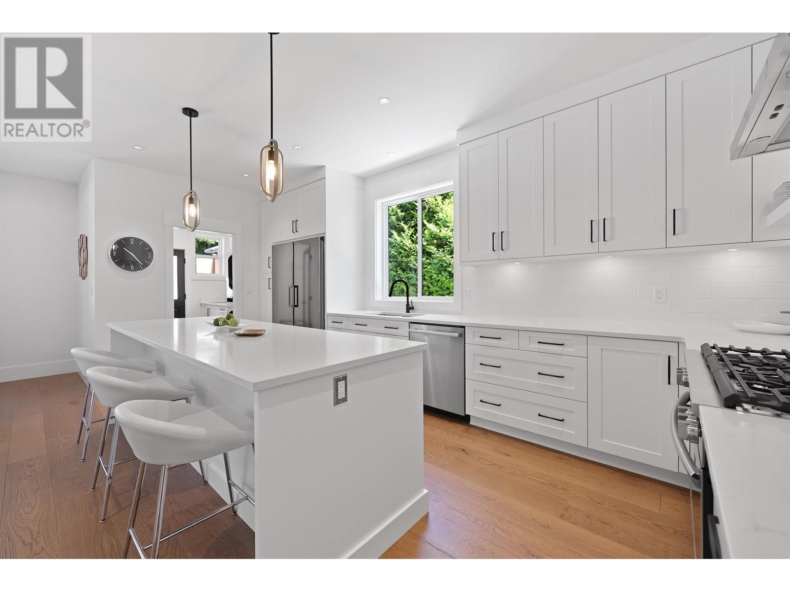 












338 W 24TH STREET

,
North Vancouver,




British Columbia
V7M2C6

