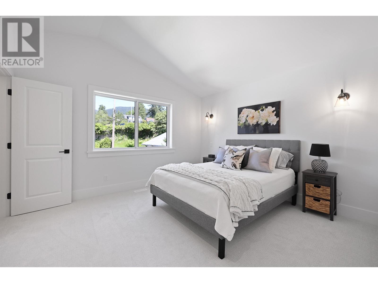 












338 W 24TH STREET

,
North Vancouver,




British Columbia
V7M2C6

