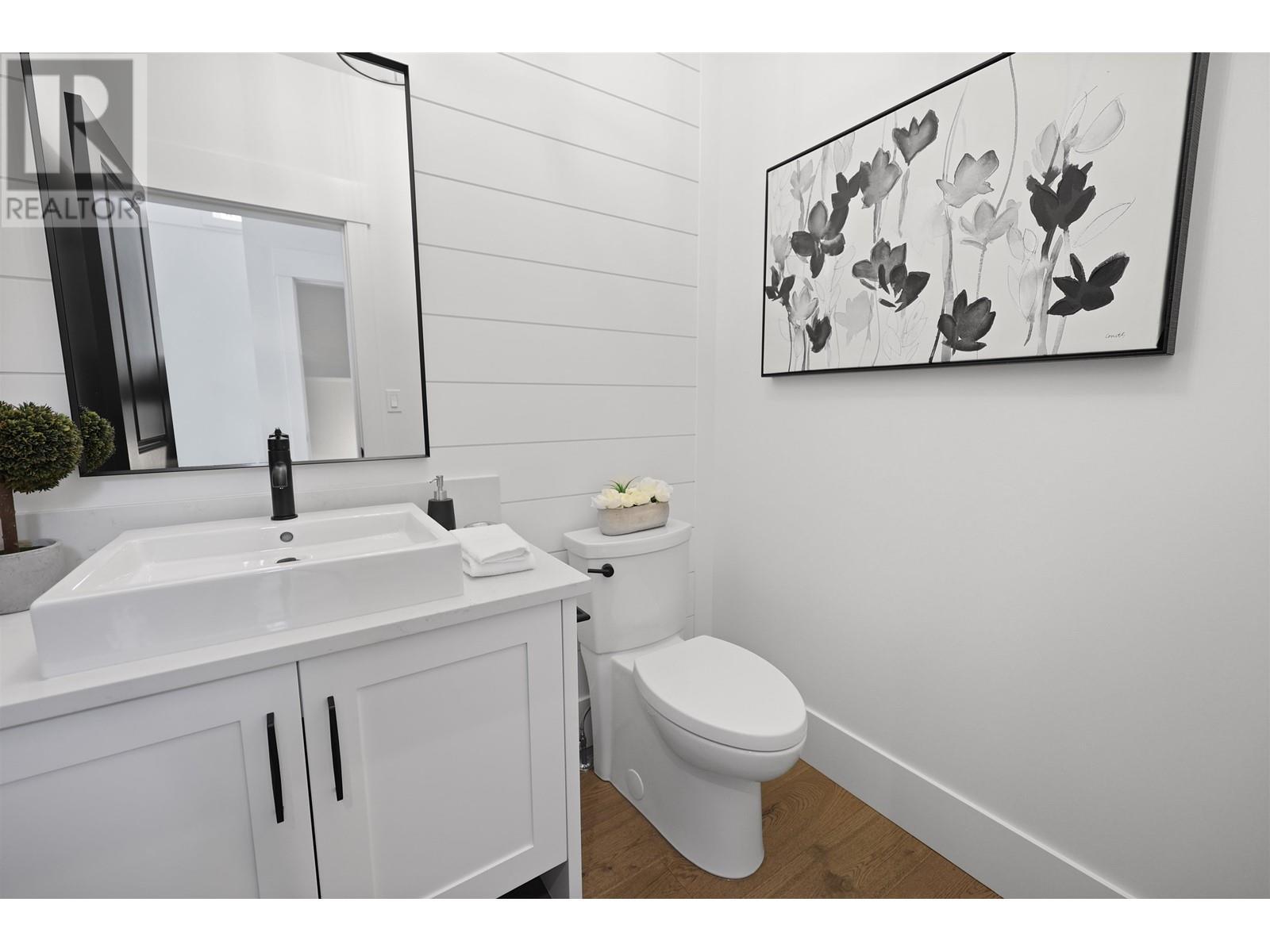












338 W 24TH STREET

,
North Vancouver,




British Columbia
V7M2C6


