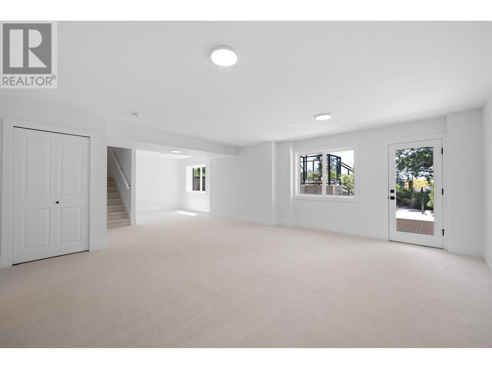 












338 W 24TH STREET

,
North Vancouver,




British Columbia
V7M2C6

