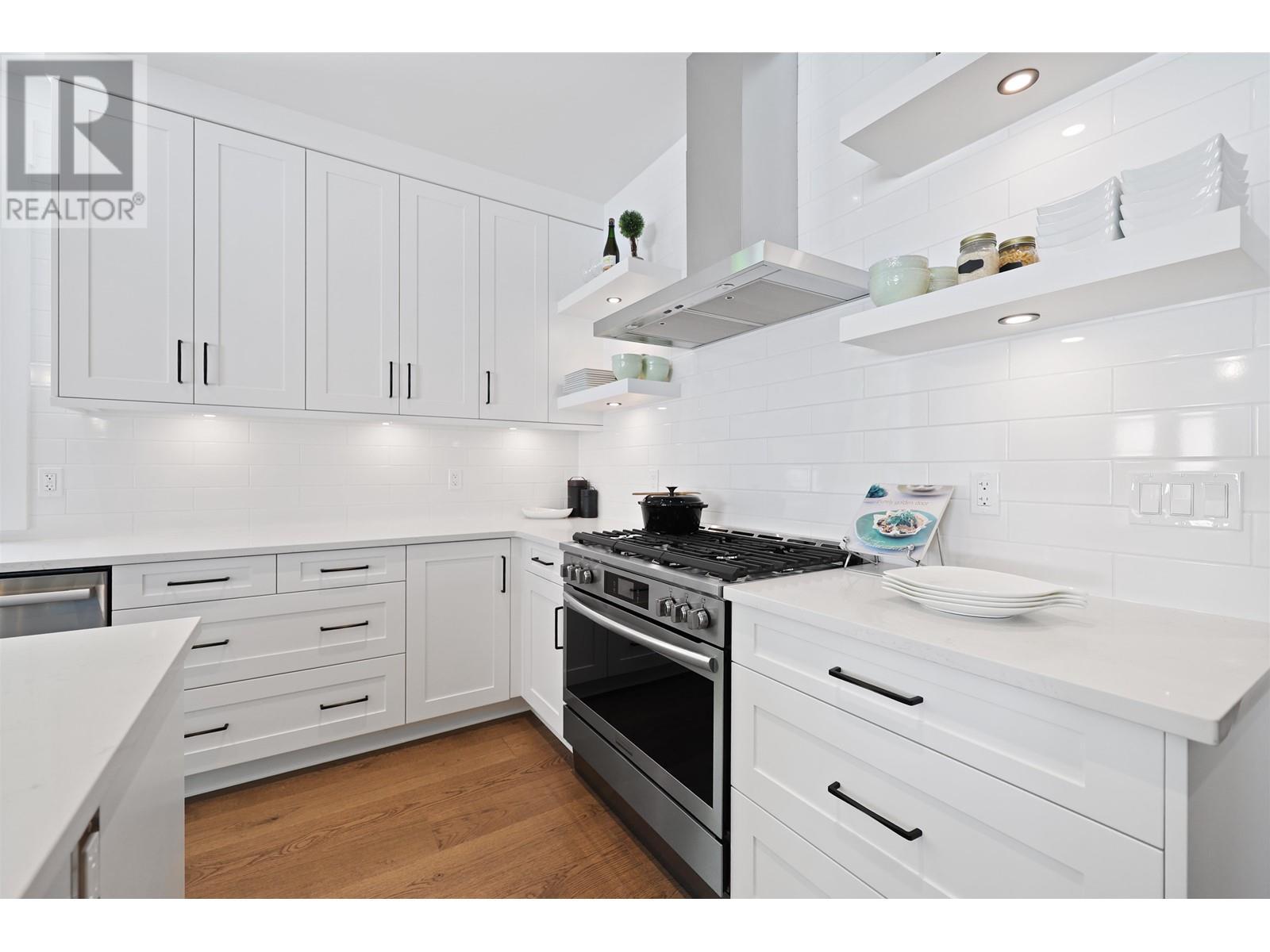 












338 W 24TH STREET

,
North Vancouver,




British Columbia
V7M2C6

