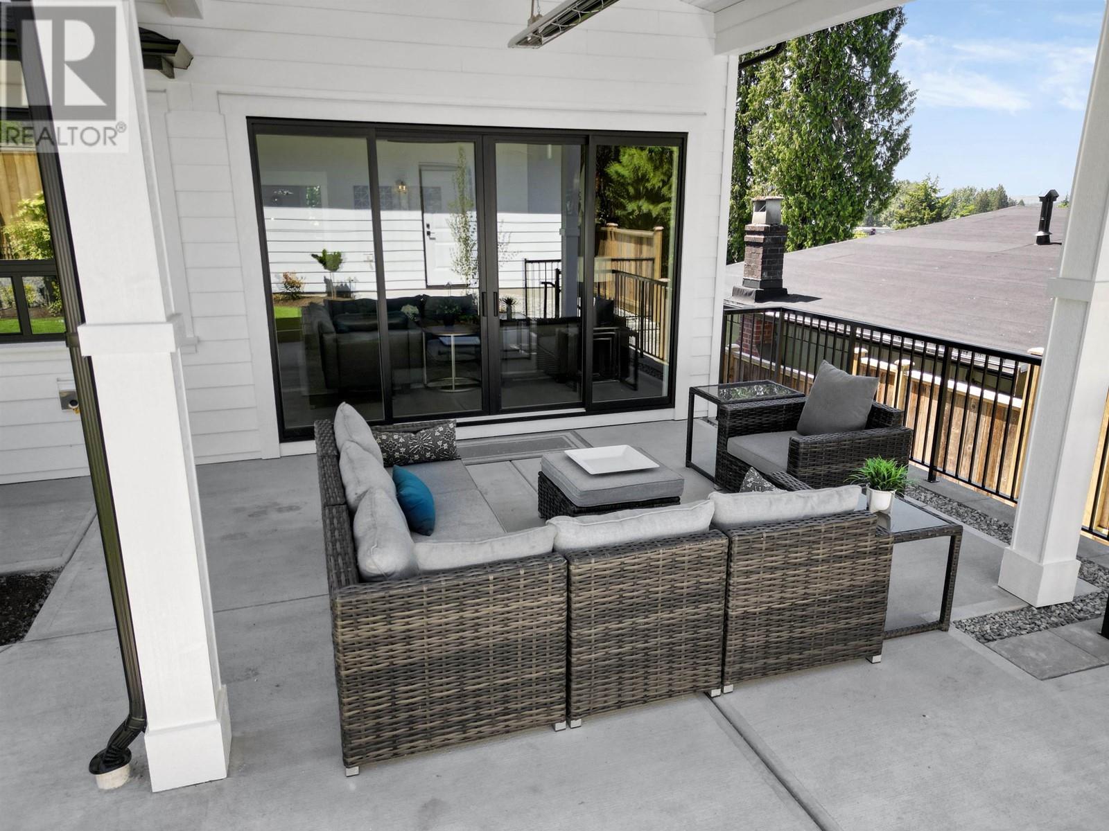 












338 W 24TH STREET

,
North Vancouver,




British Columbia
V7M2C6

