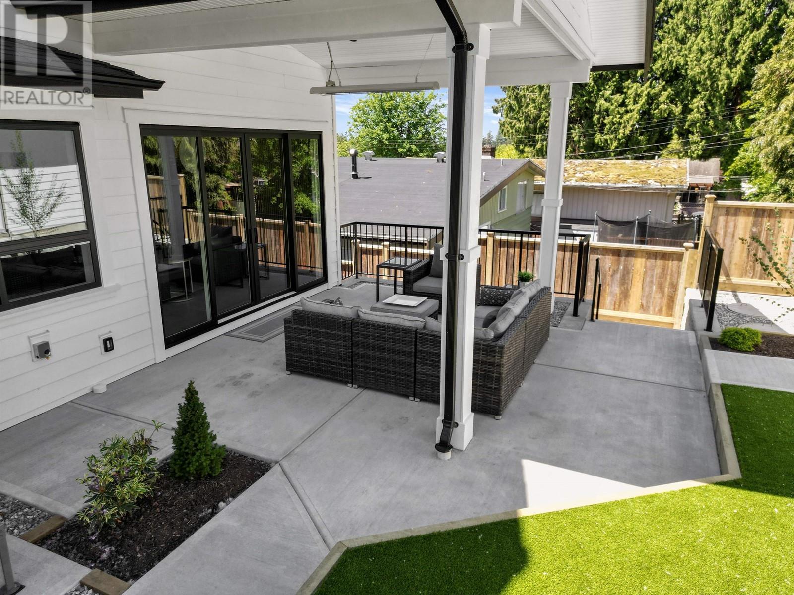 












338 W 24TH STREET

,
North Vancouver,




British Columbia
V7M2C6


