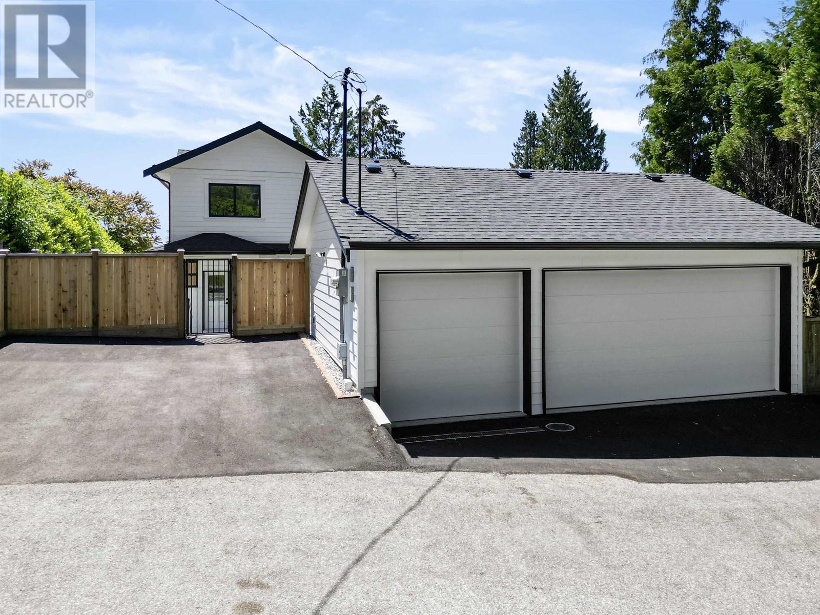 












338 W 24TH STREET

,
North Vancouver,




British Columbia
V7M2C6

