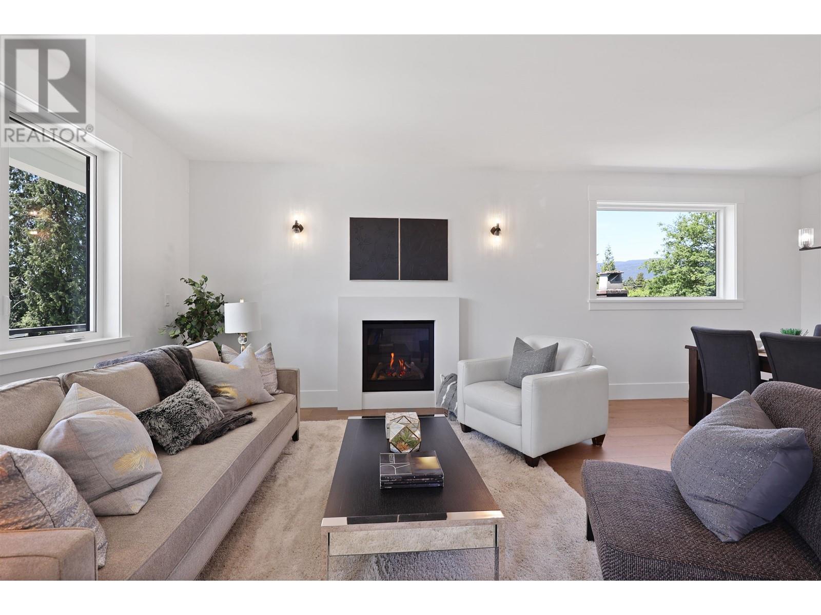 












338 W 24TH STREET

,
North Vancouver,




British Columbia
V7M2C6

