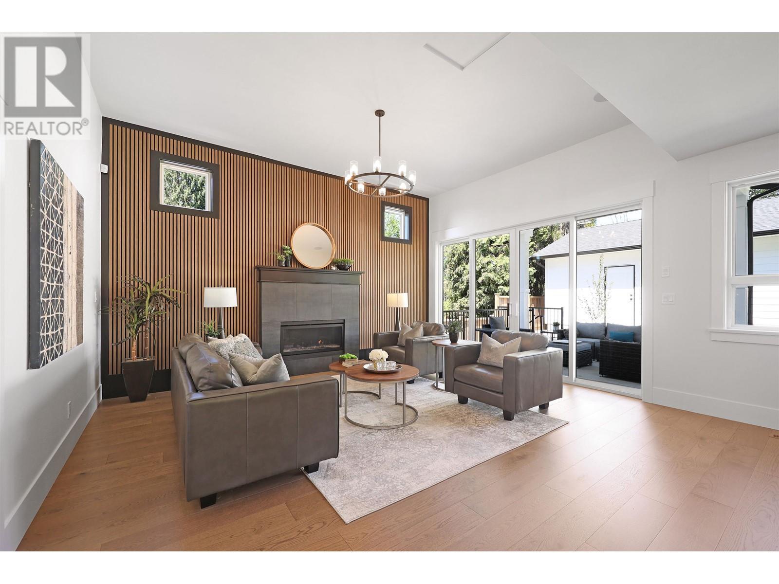 












338 W 24TH STREET

,
North Vancouver,




British Columbia
V7M2C6

