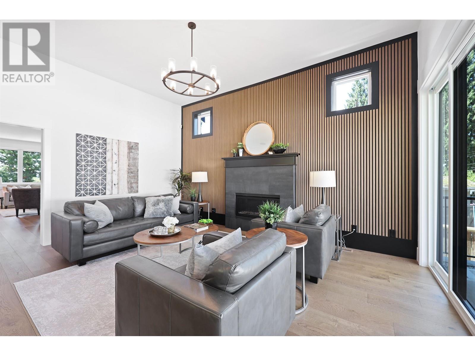 












338 W 24TH STREET

,
North Vancouver,




British Columbia
V7M2C6

