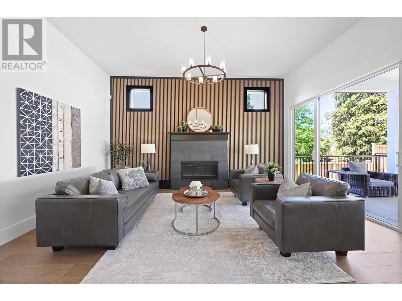 












338 W 24TH STREET

,
North Vancouver,




British Columbia
V7M2C6

