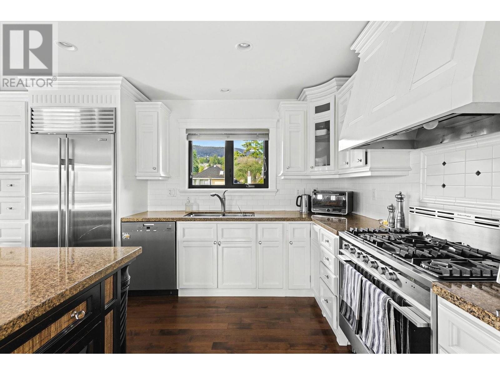 












1031 INGLEWOOD AVENUE

,
West Vancouver,




British Columbia
V7T1Y1

