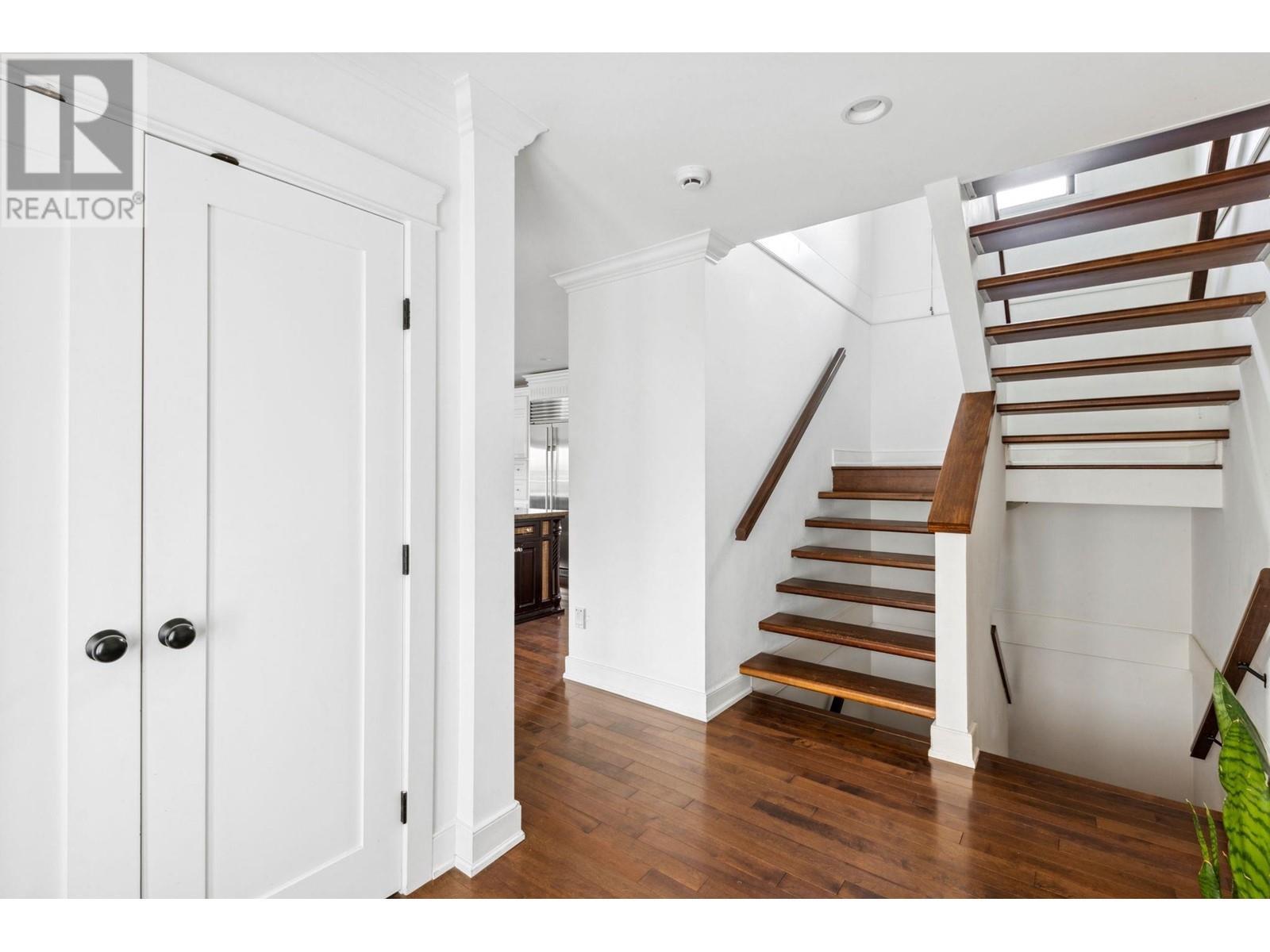 












1031 INGLEWOOD AVENUE

,
West Vancouver,




British Columbia
V7T1Y1

