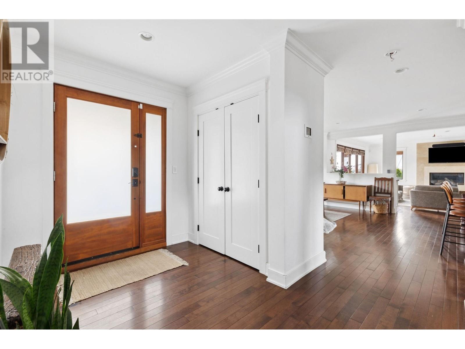 












1031 INGLEWOOD AVENUE

,
West Vancouver,




British Columbia
V7T1Y1


