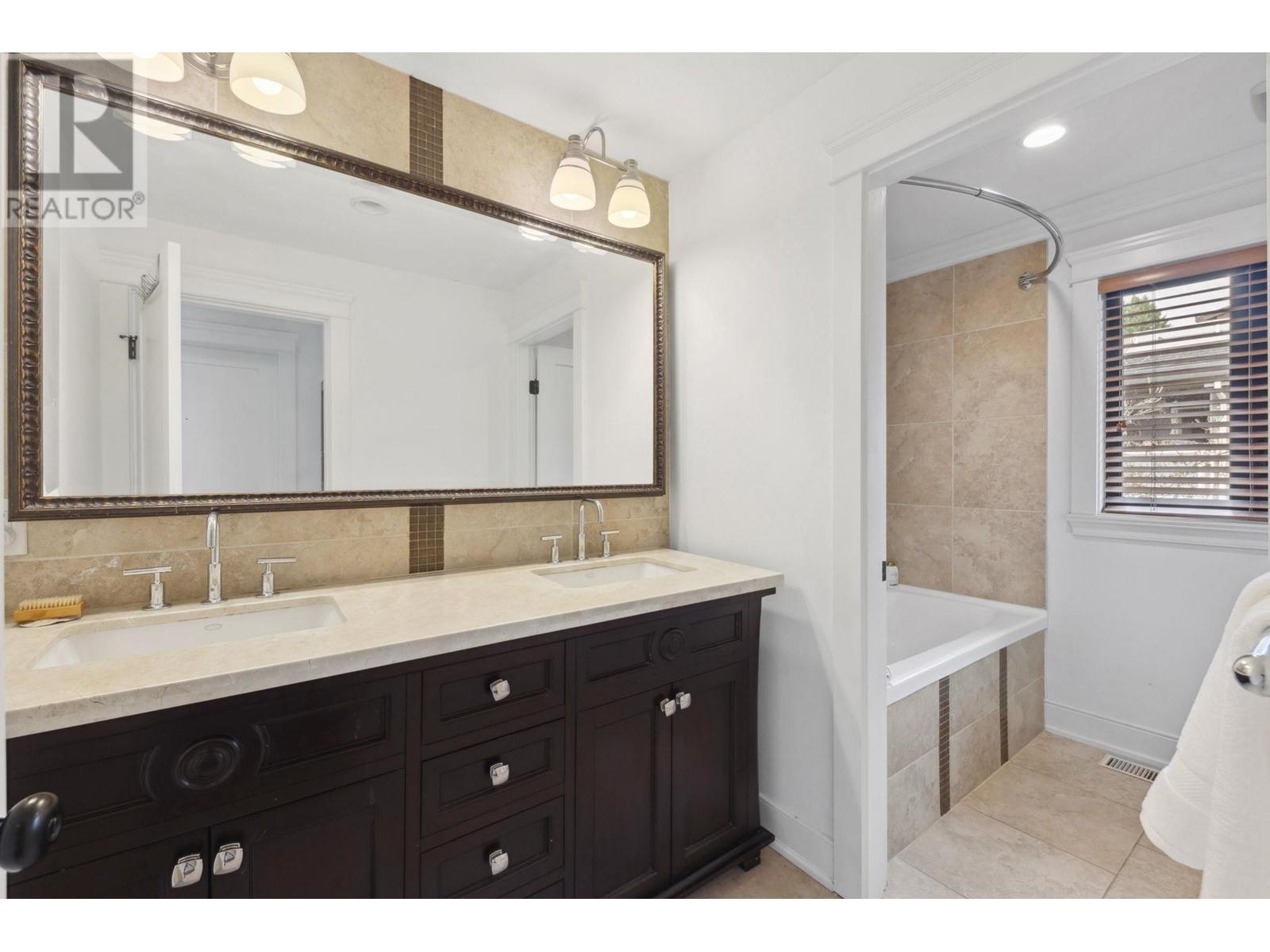 












1031 INGLEWOOD AVENUE

,
West Vancouver,




British Columbia
V7T1Y1

