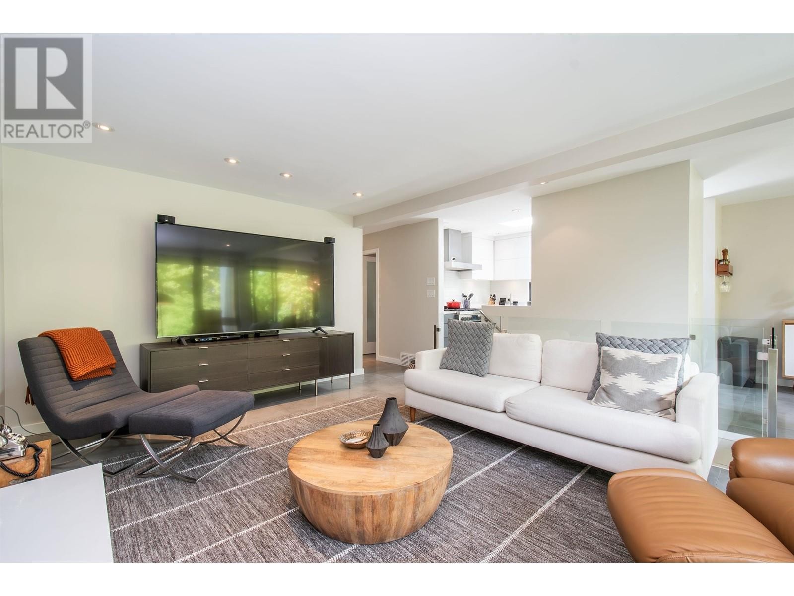 












3895 LONSDALE AVENUE

,
North Vancouver,




British Columbia
V7N3K8

