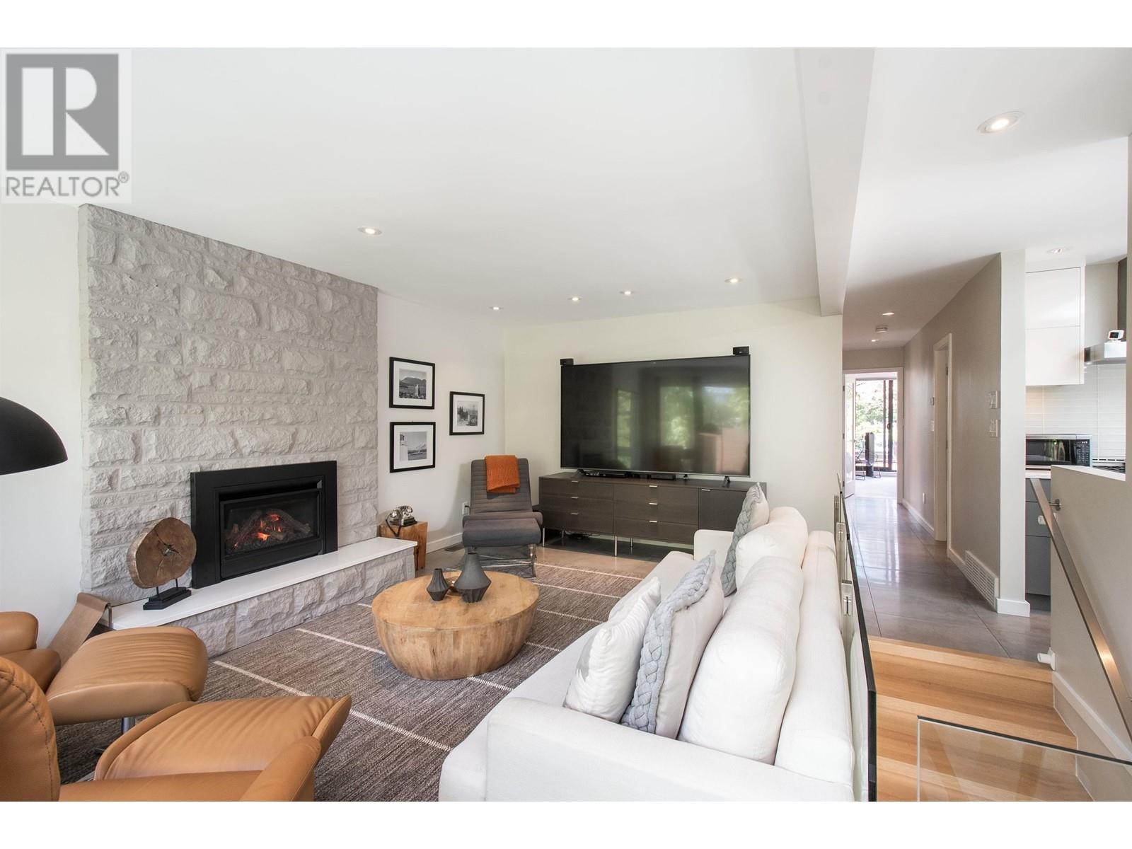












3895 LONSDALE AVENUE

,
North Vancouver,




British Columbia
V7N3K8

