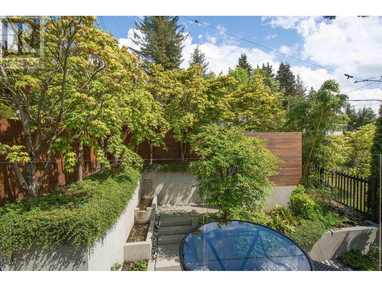












3895 LONSDALE AVENUE

,
North Vancouver,




British Columbia
V7N3K8

