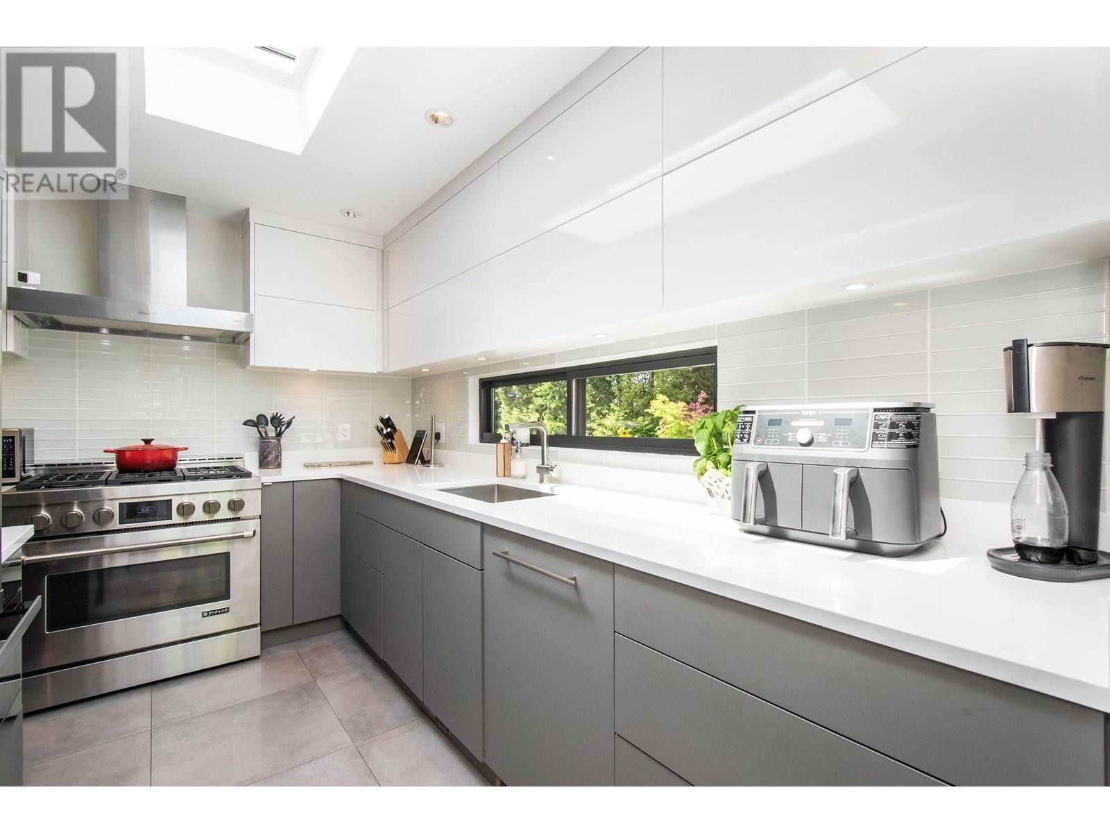 












3895 LONSDALE AVENUE

,
North Vancouver,




British Columbia
V7N3K8

