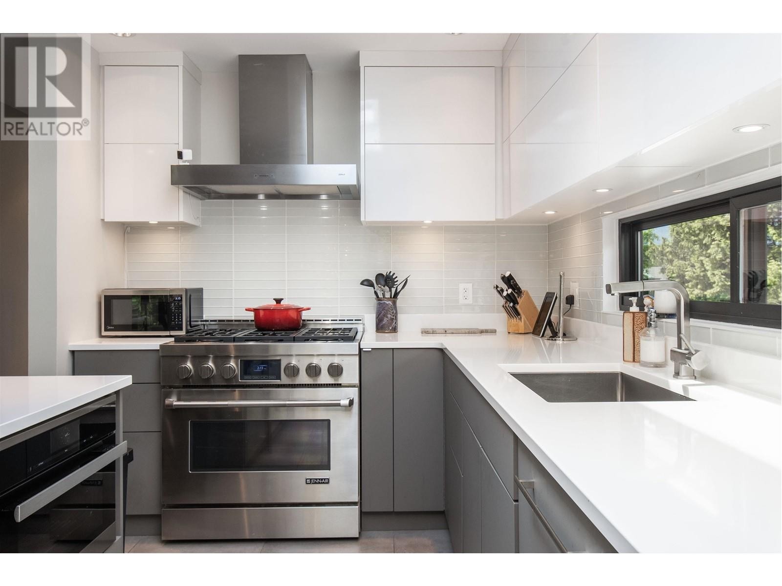 












3895 LONSDALE AVENUE

,
North Vancouver,




British Columbia
V7N3K8

