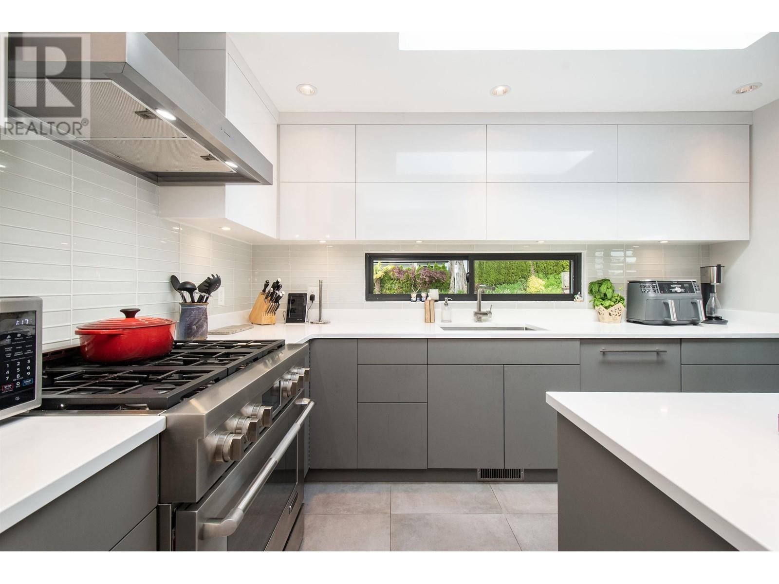 












3895 LONSDALE AVENUE

,
North Vancouver,




British Columbia
V7N3K8

