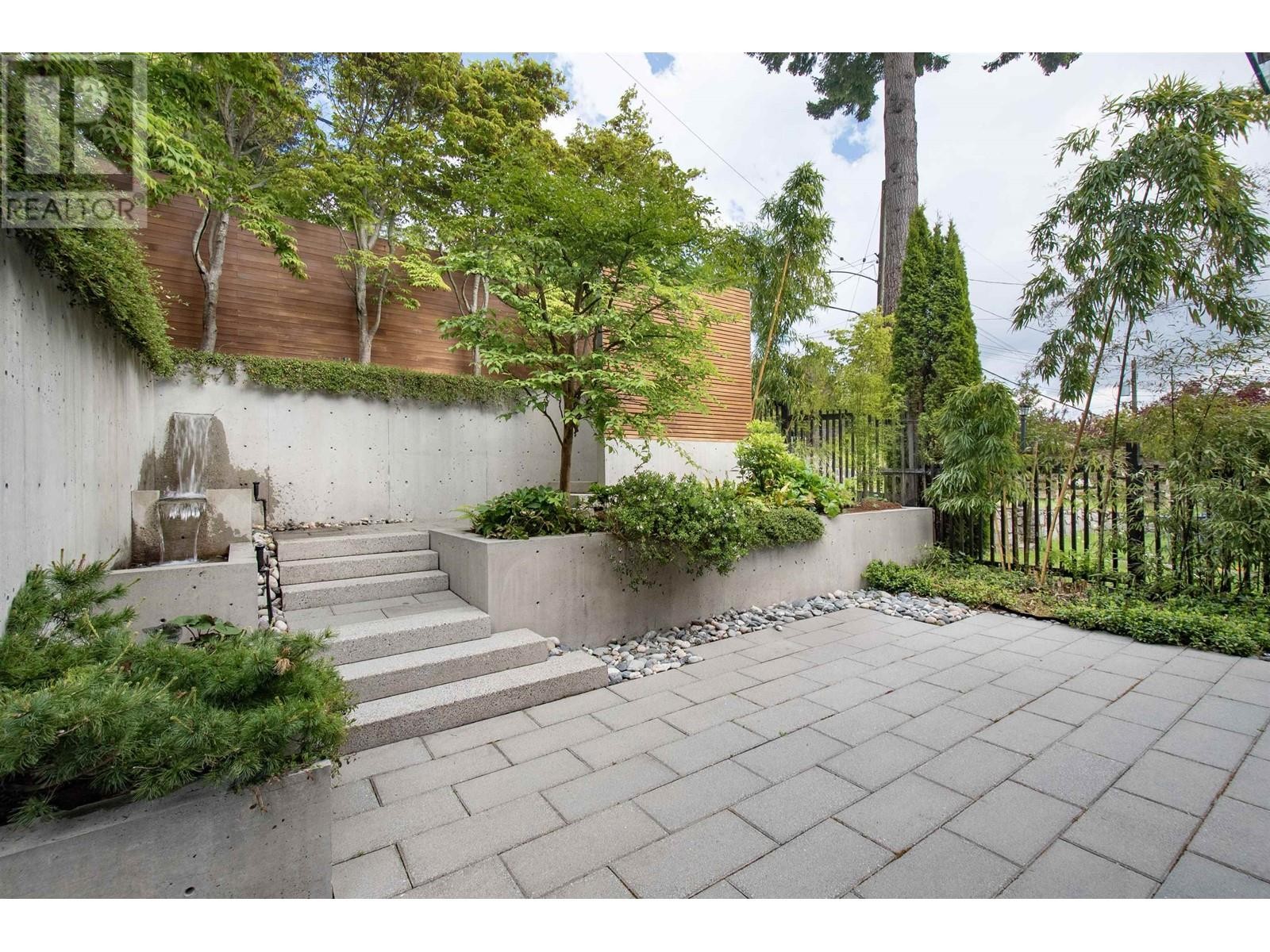












3895 LONSDALE AVENUE

,
North Vancouver,




British Columbia
V7N3K8

