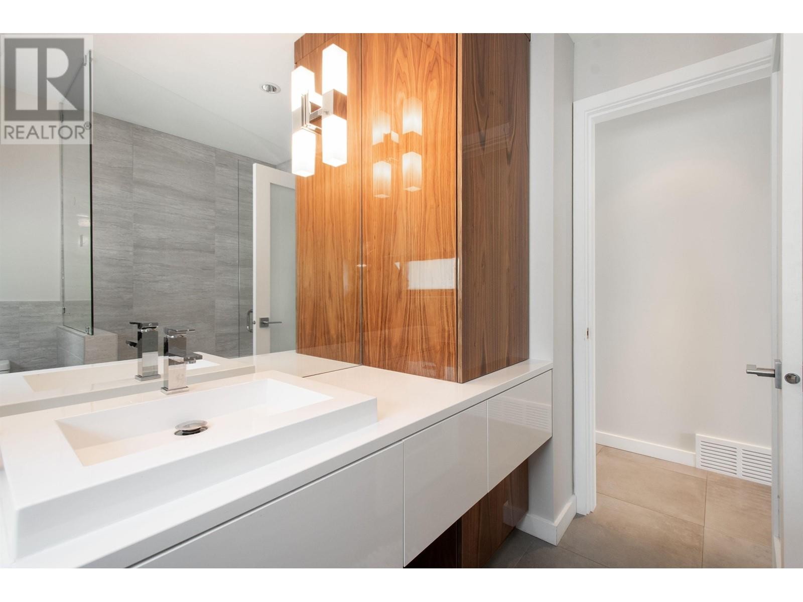 












3895 LONSDALE AVENUE

,
North Vancouver,




British Columbia
V7N3K8

