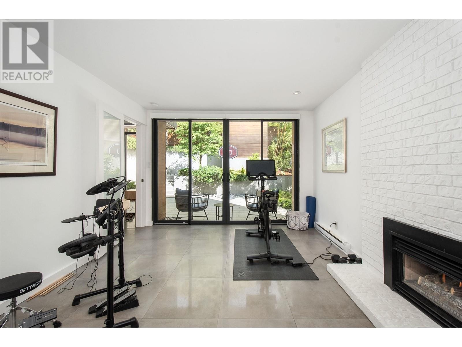












3895 LONSDALE AVENUE

,
North Vancouver,




British Columbia
V7N3K8

