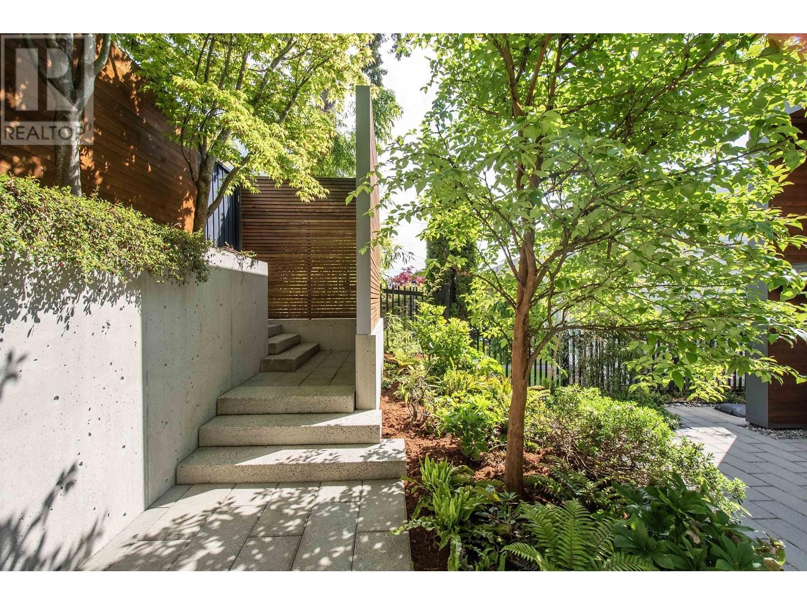 












3895 LONSDALE AVENUE

,
North Vancouver,




British Columbia
V7N3K8

