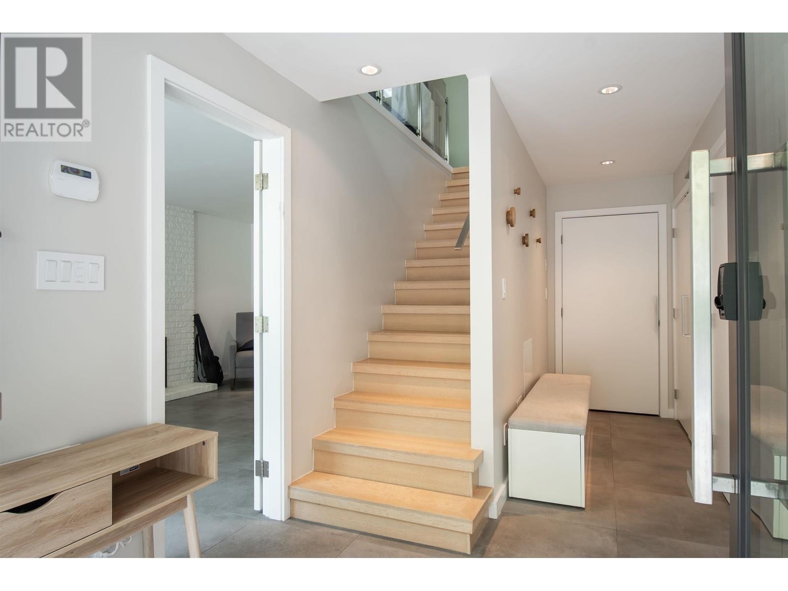 












3895 LONSDALE AVENUE

,
North Vancouver,




British Columbia
V7N3K8


