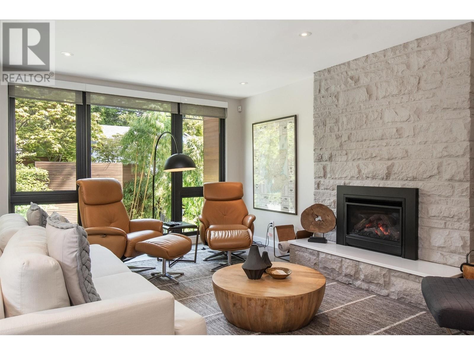 












3895 LONSDALE AVENUE

,
North Vancouver,




British Columbia
V7N3K8

