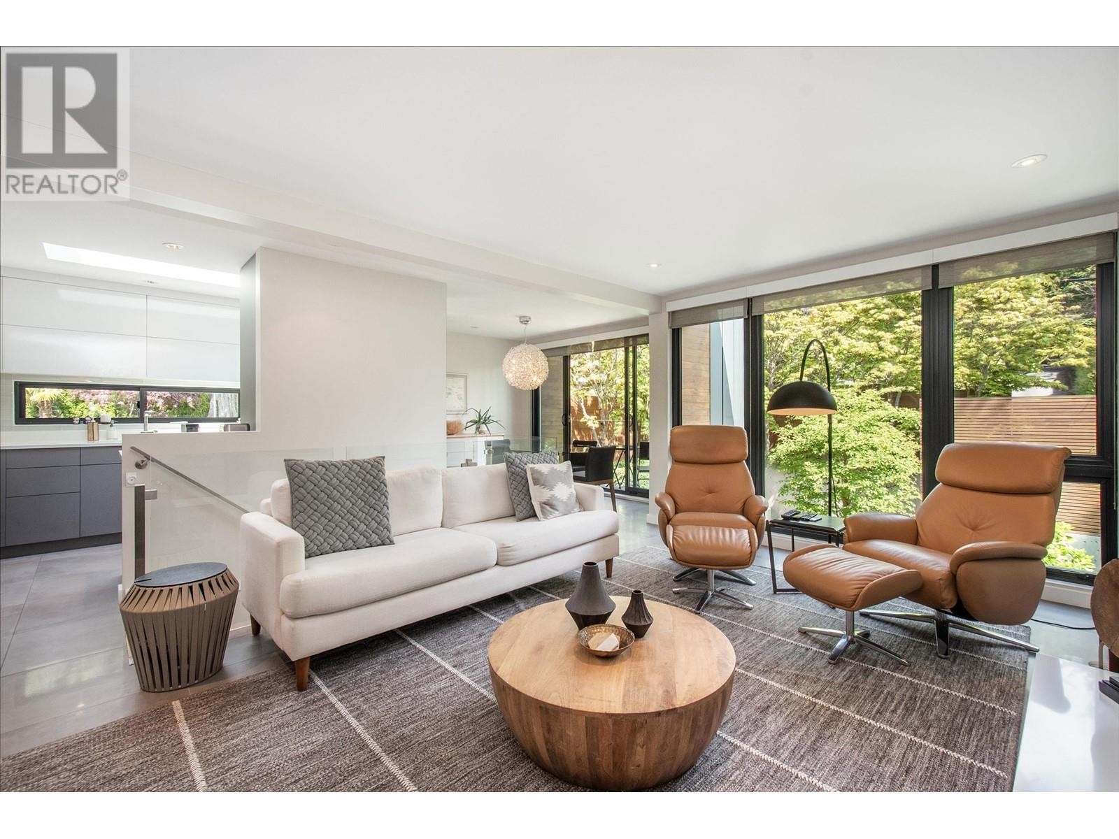 












3895 LONSDALE AVENUE

,
North Vancouver,




British Columbia
V7N3K8

