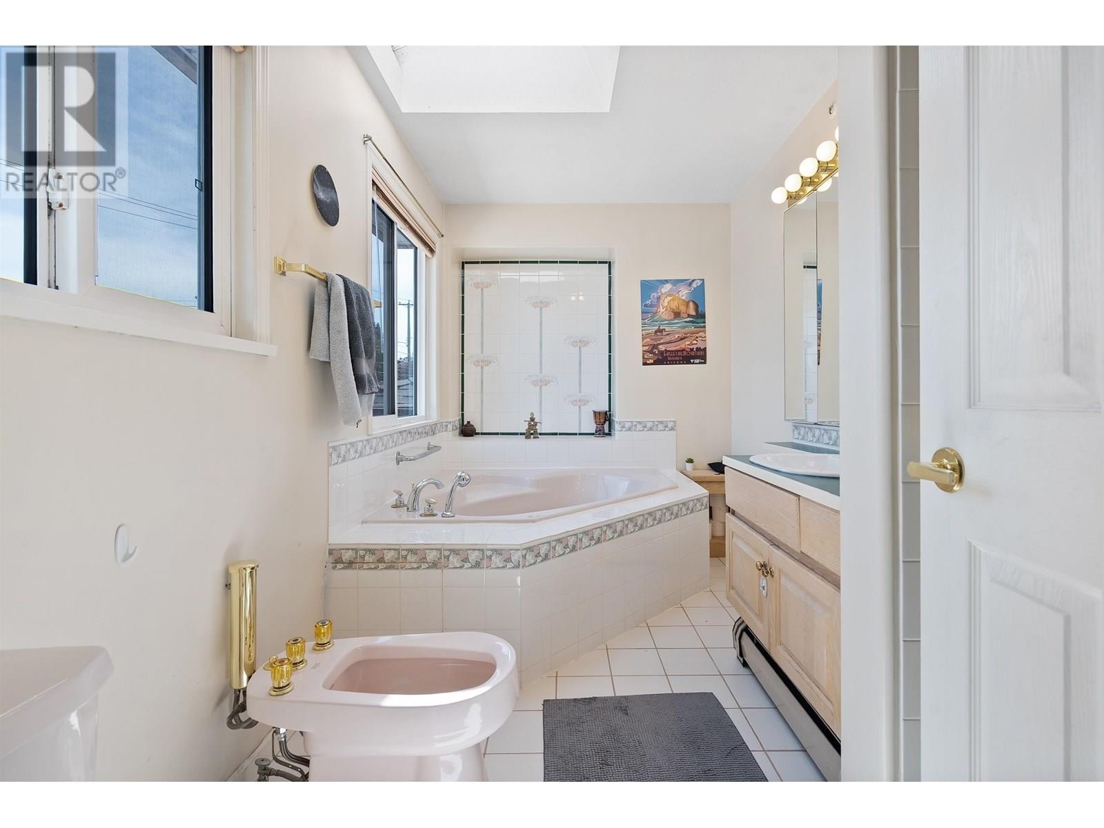 












4988 SHERBROOKE STREET

,
Vancouver,




British Columbia
V5W3M2

