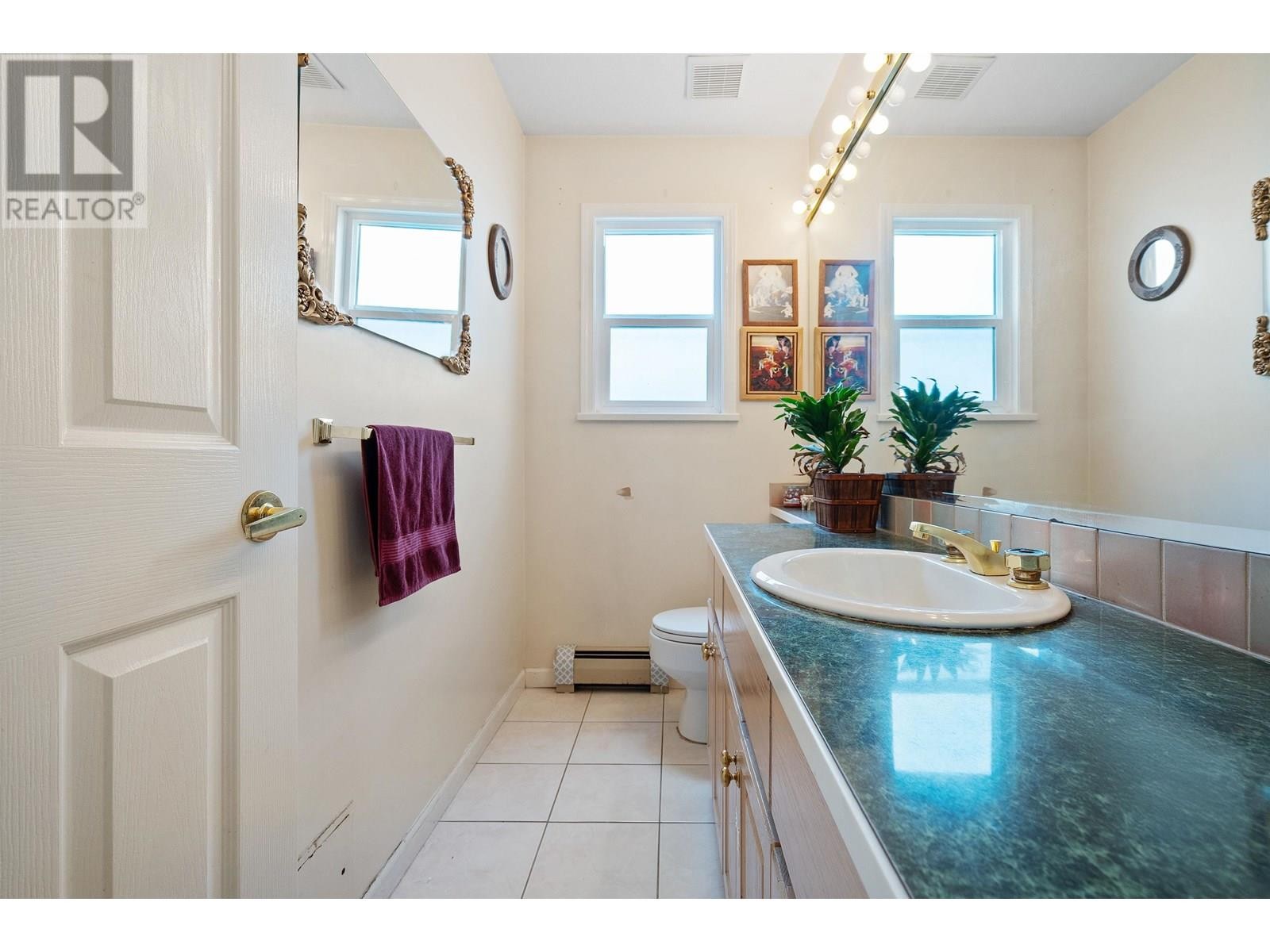 












4988 SHERBROOKE STREET

,
Vancouver,




British Columbia
V5W3M2

