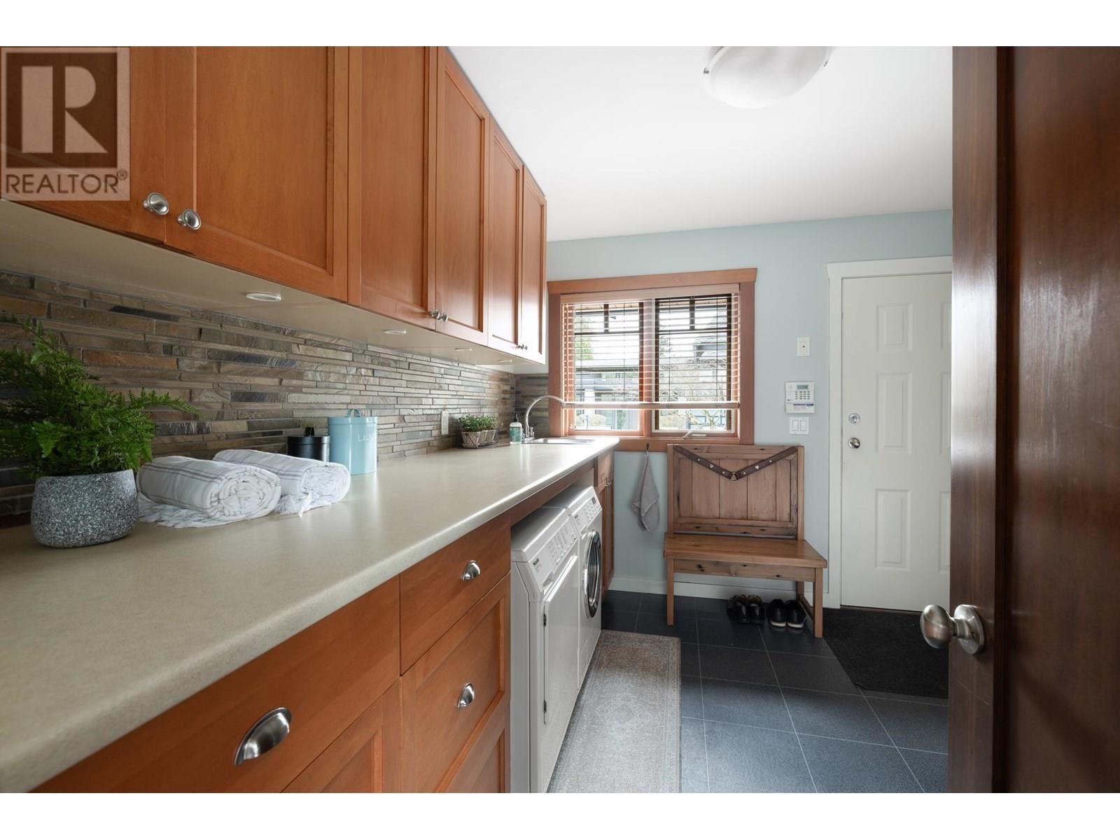 












986 TUDOR AVENUE

,
North Vancouver,




British Columbia
V7R1X7

