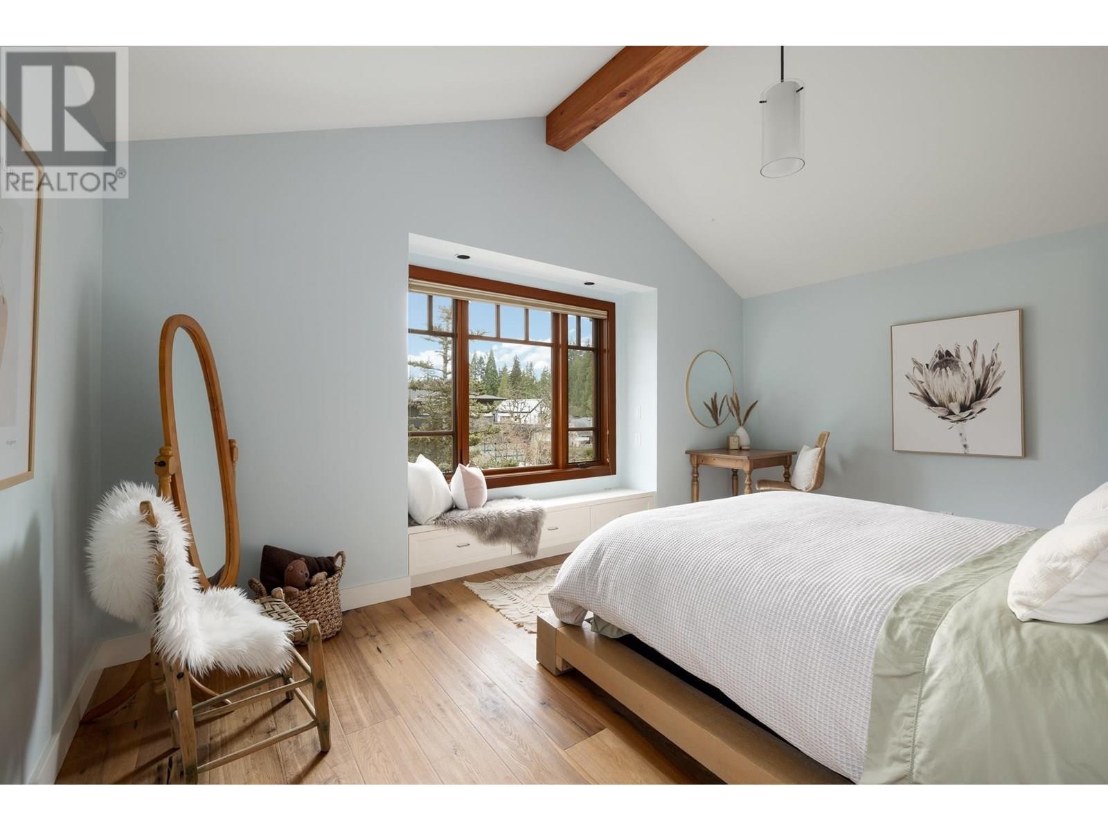 












986 TUDOR AVENUE

,
North Vancouver,




British Columbia
V7R1X7


