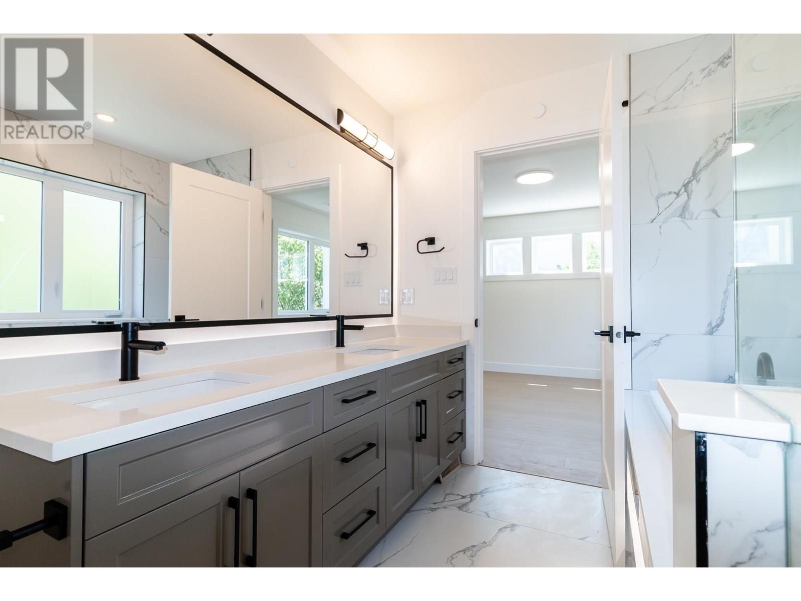 












38891 GARIBALDI AVENUE

,
Squamish,




British Columbia
V8B0E8

