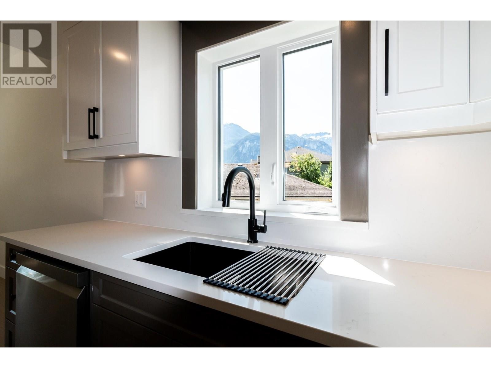 












1108 MAGEE STREET

,
Squamish,




British Columbia
V8B0E8

