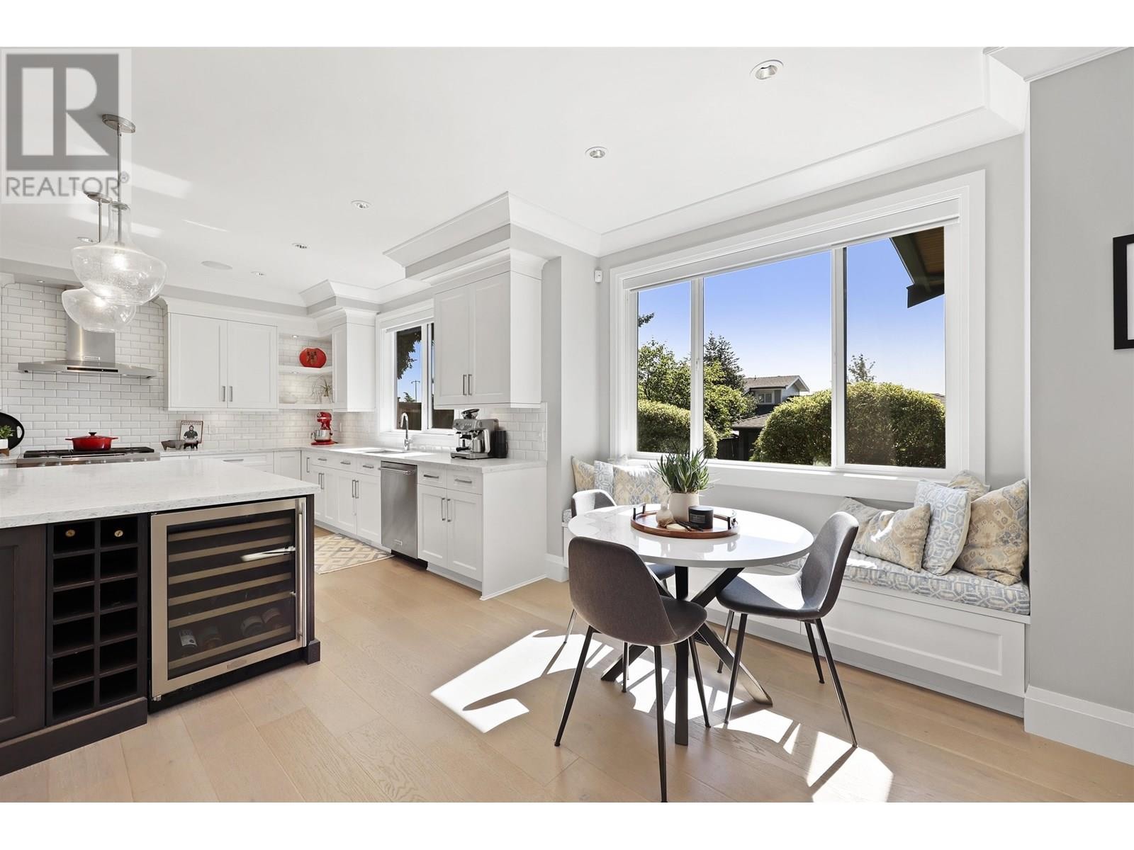 












441 E KEITH ROAD

,
North Vancouver,




British Columbia
V7L1W1

