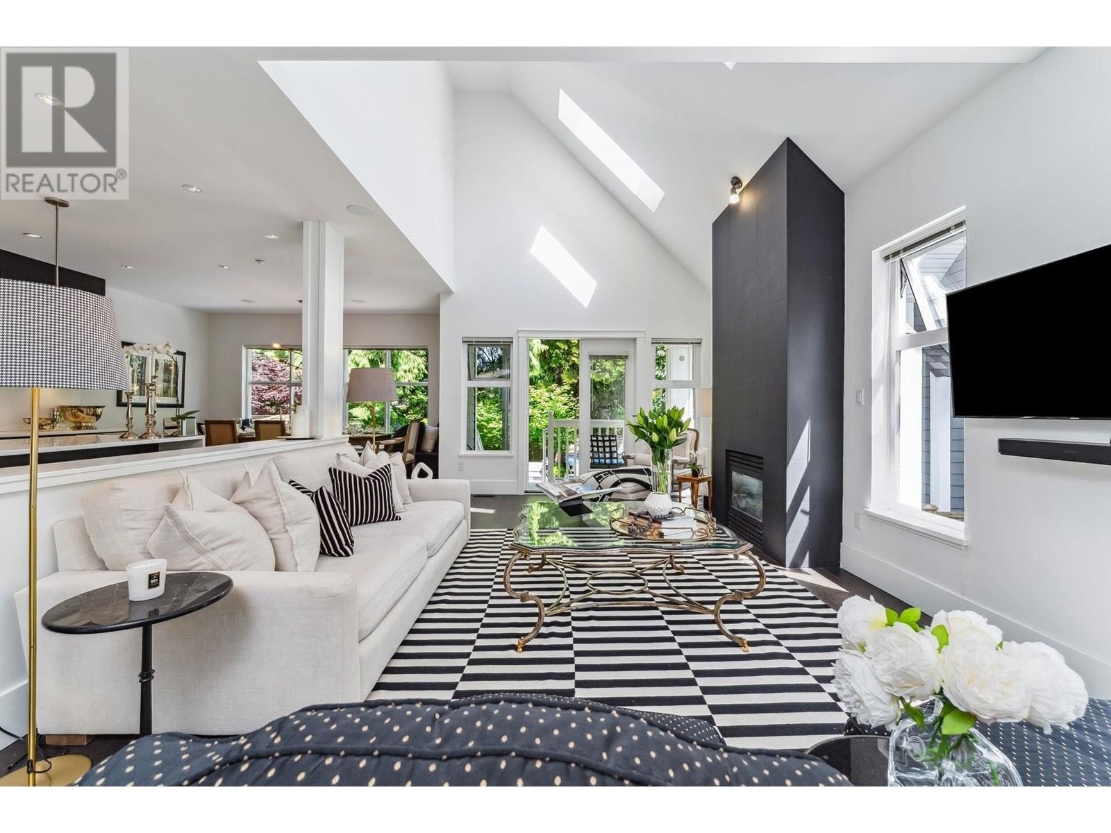 












3761 EDGEMONT BOULEVARD

,
North Vancouver,




British Columbia
V7R2P6


