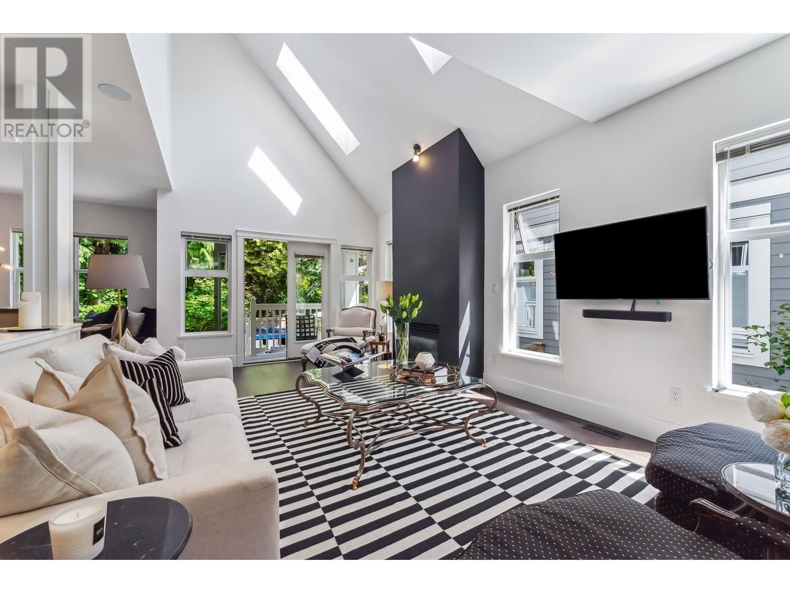 












3761 EDGEMONT BOULEVARD

,
North Vancouver,




British Columbia
V7R2P6

