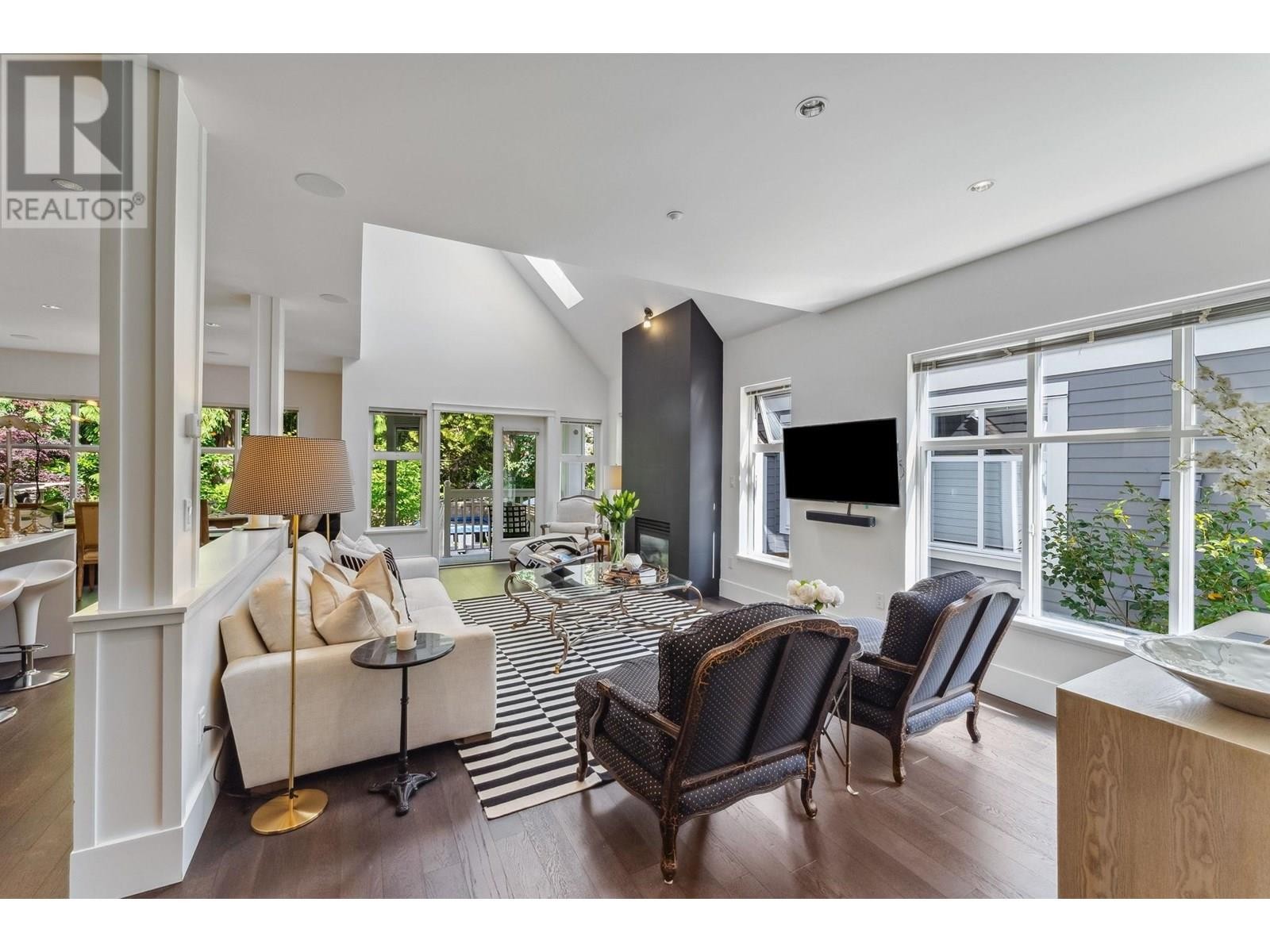 












3761 EDGEMONT BOULEVARD

,
North Vancouver,




British Columbia
V7R2P6

