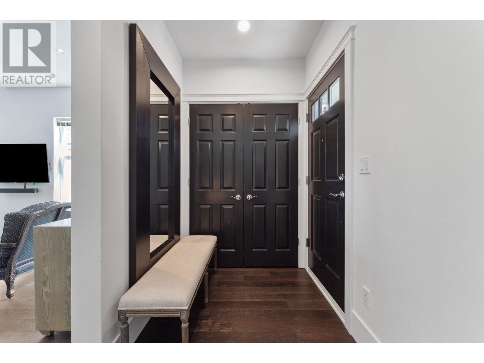 












3761 EDGEMONT BOULEVARD

,
North Vancouver,




British Columbia
V7R2P6

