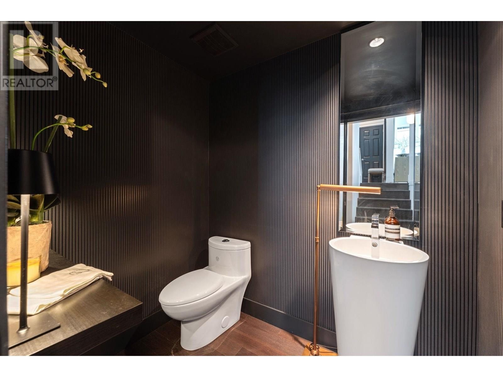 












3761 EDGEMONT BOULEVARD

,
North Vancouver,




British Columbia
V7R2P6

