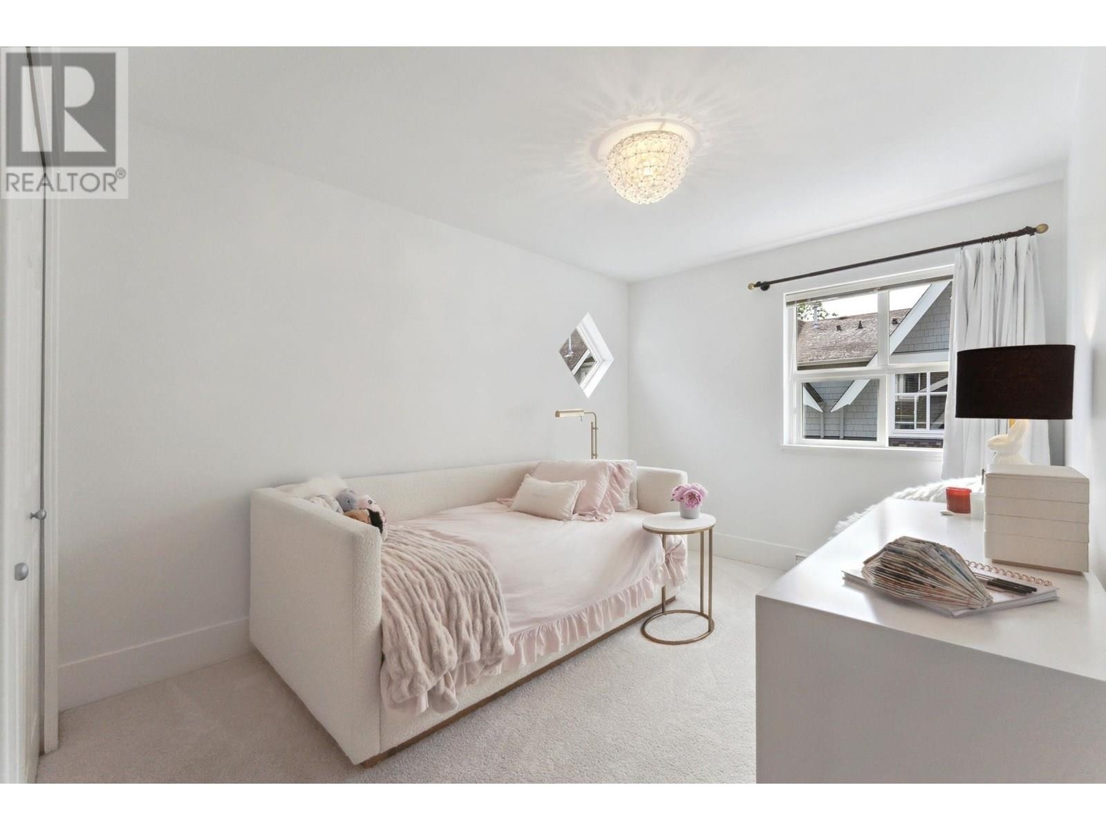 












3761 EDGEMONT BOULEVARD

,
North Vancouver,




British Columbia
V7R2P6

