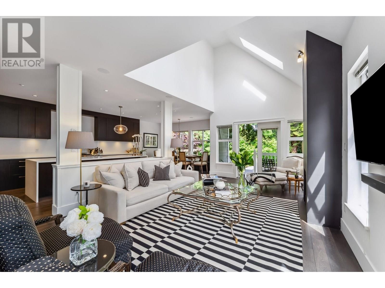 












3761 EDGEMONT BOULEVARD

,
North Vancouver,




British Columbia
V7R2P6

