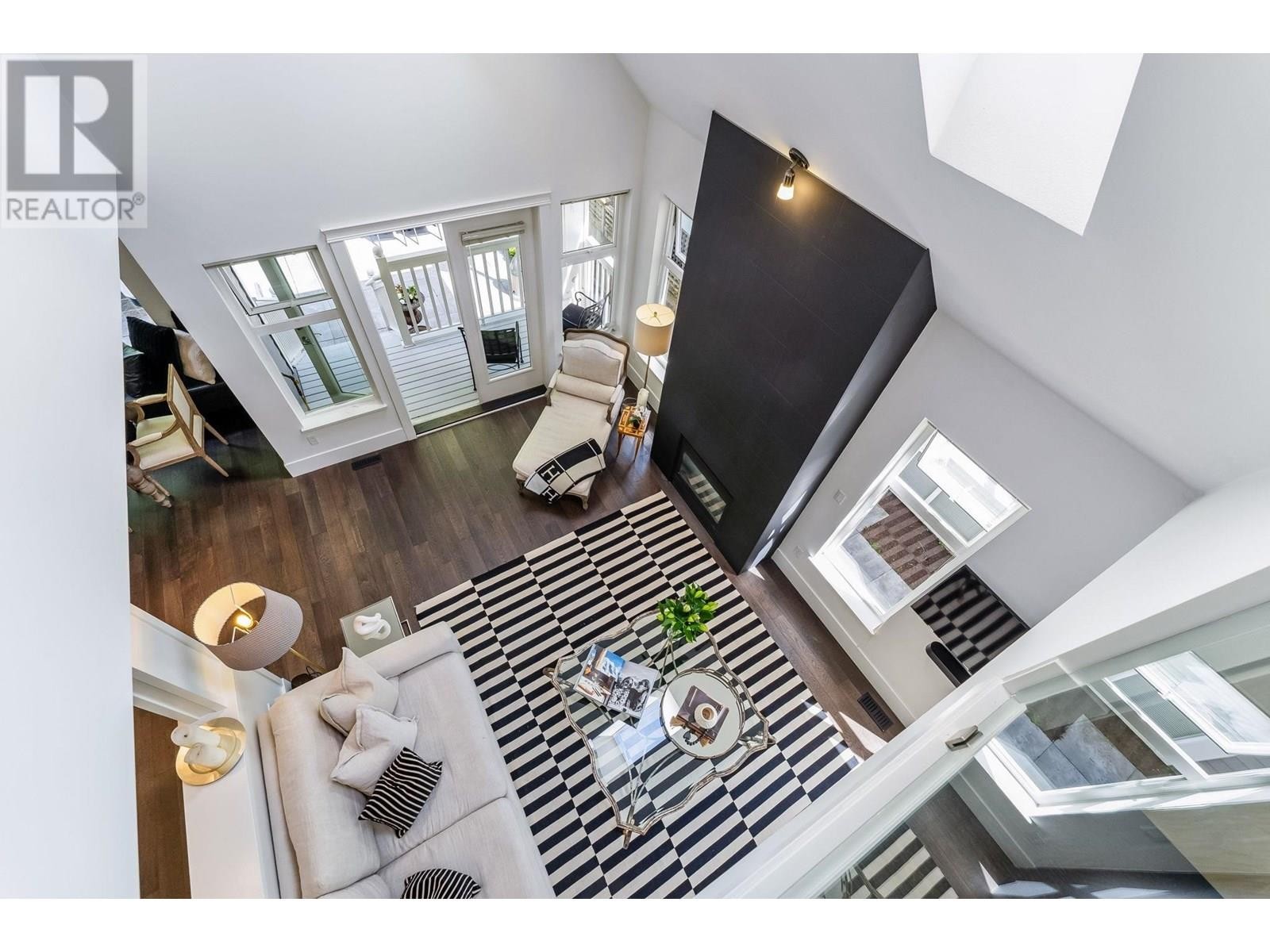 












3761 EDGEMONT BOULEVARD

,
North Vancouver,




British Columbia
V7R2P6

