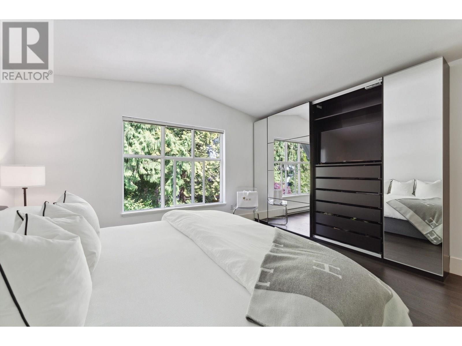 












3761 EDGEMONT BOULEVARD

,
North Vancouver,




British Columbia
V7R2P6

