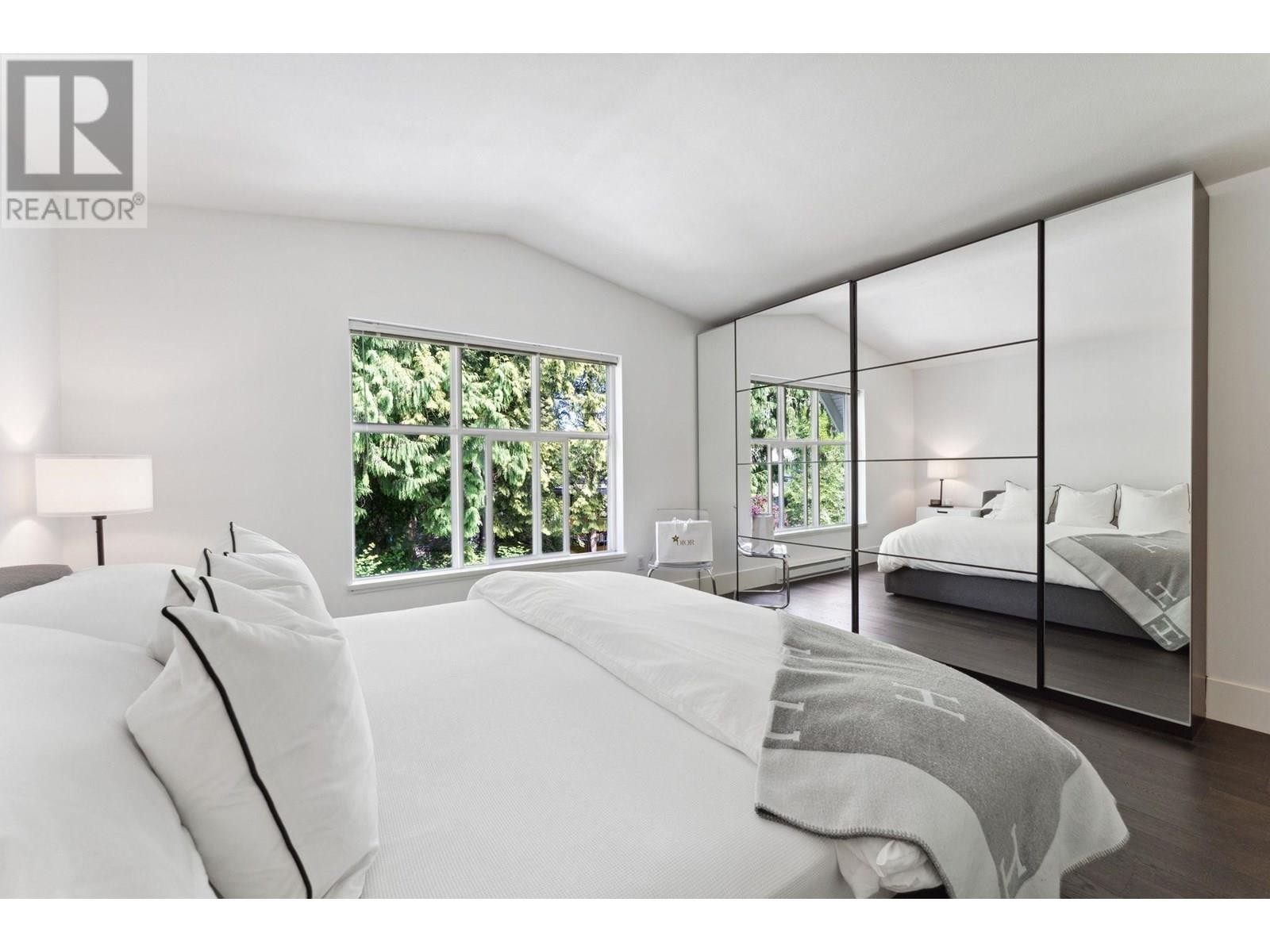 












3761 EDGEMONT BOULEVARD

,
North Vancouver,




British Columbia
V7R2P6

