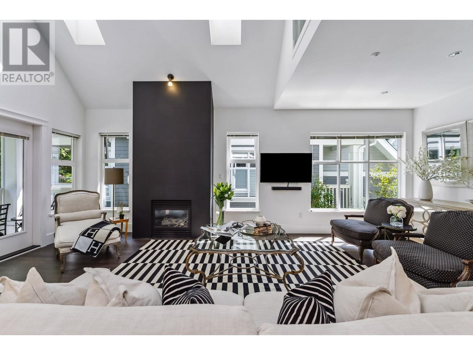 












3761 EDGEMONT BOULEVARD

,
North Vancouver,




British Columbia
V7R2P6

