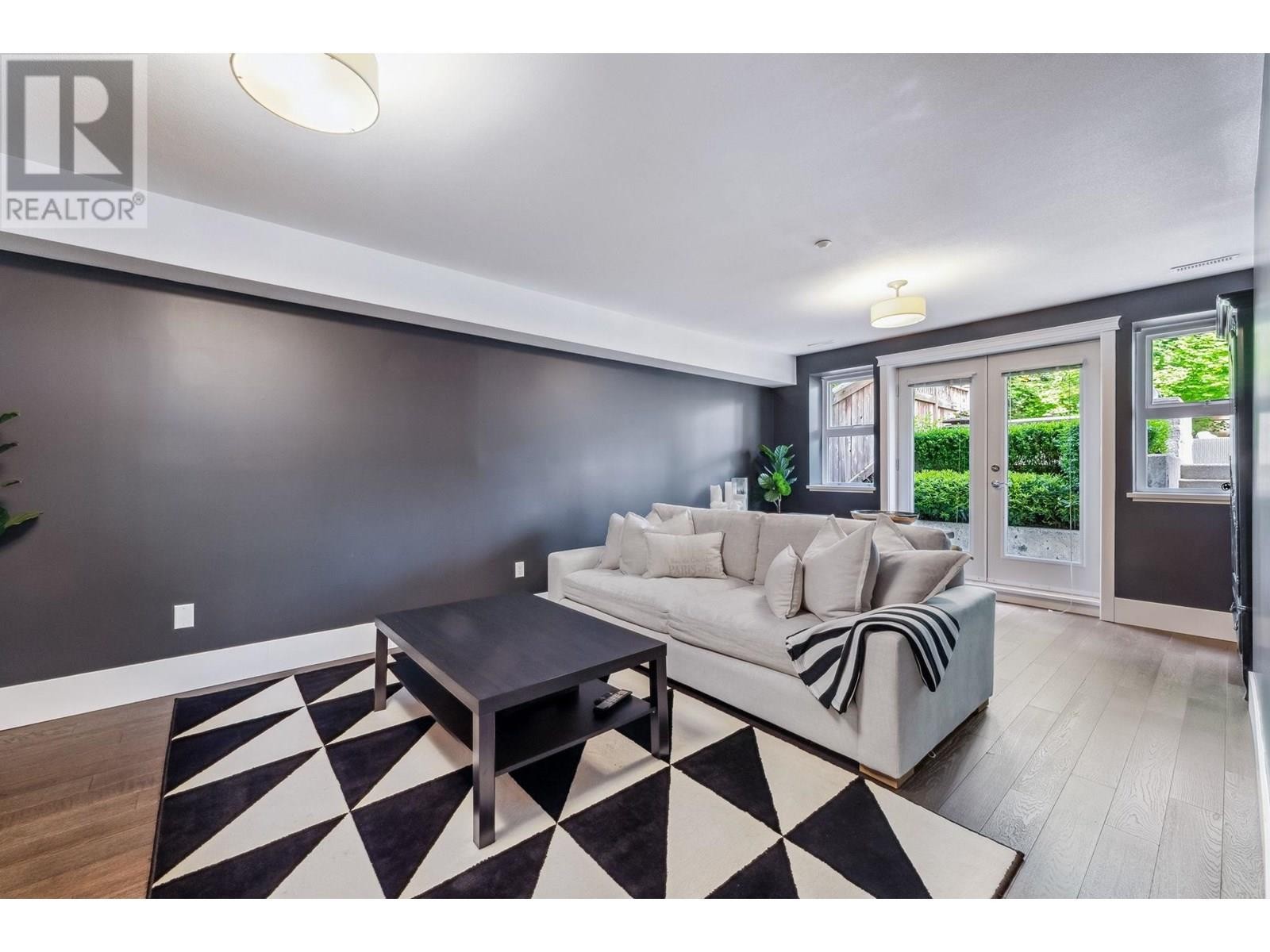 












3761 EDGEMONT BOULEVARD

,
North Vancouver,




British Columbia
V7R2P6

