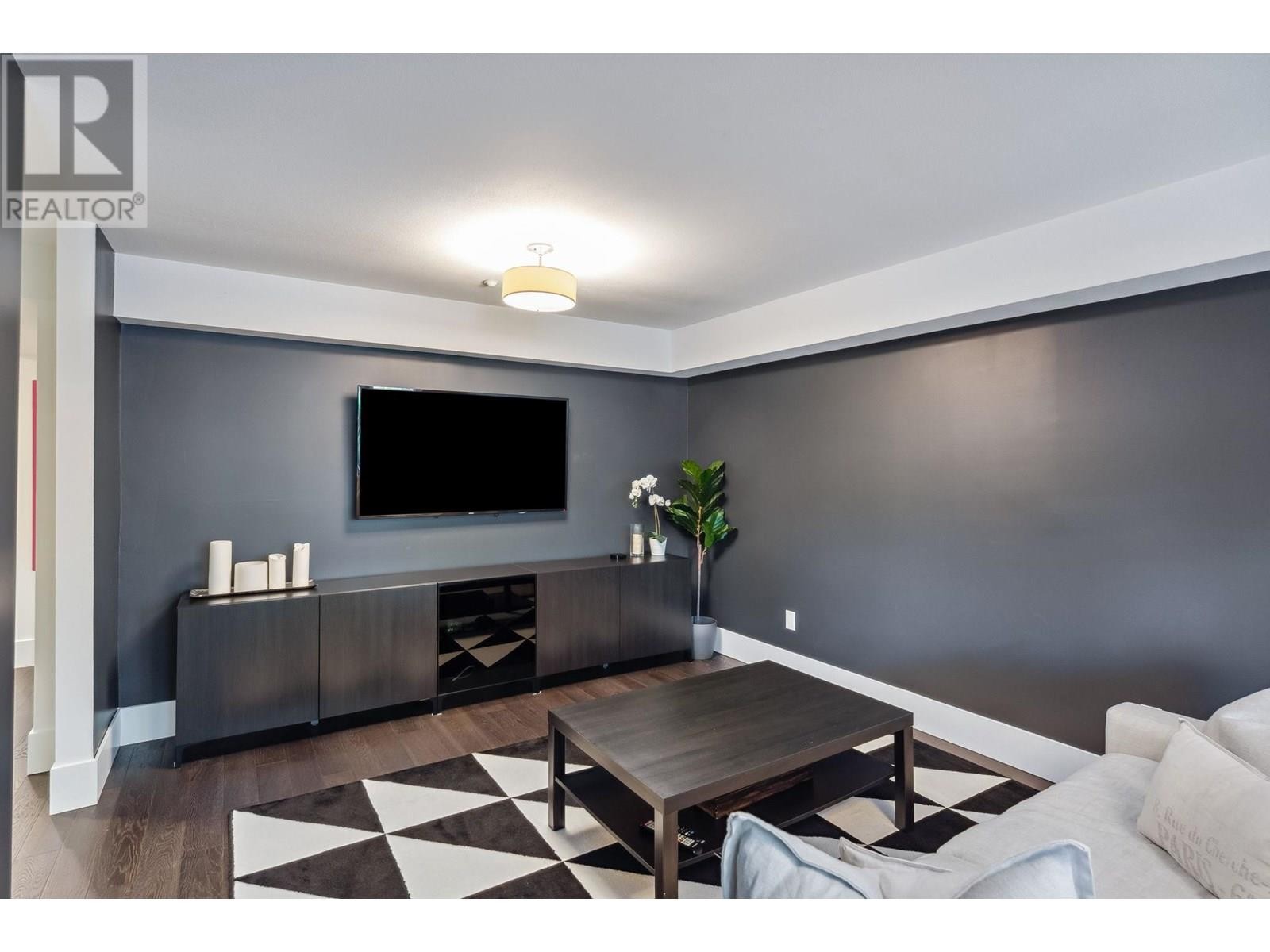 












3761 EDGEMONT BOULEVARD

,
North Vancouver,




British Columbia
V7R2P6

