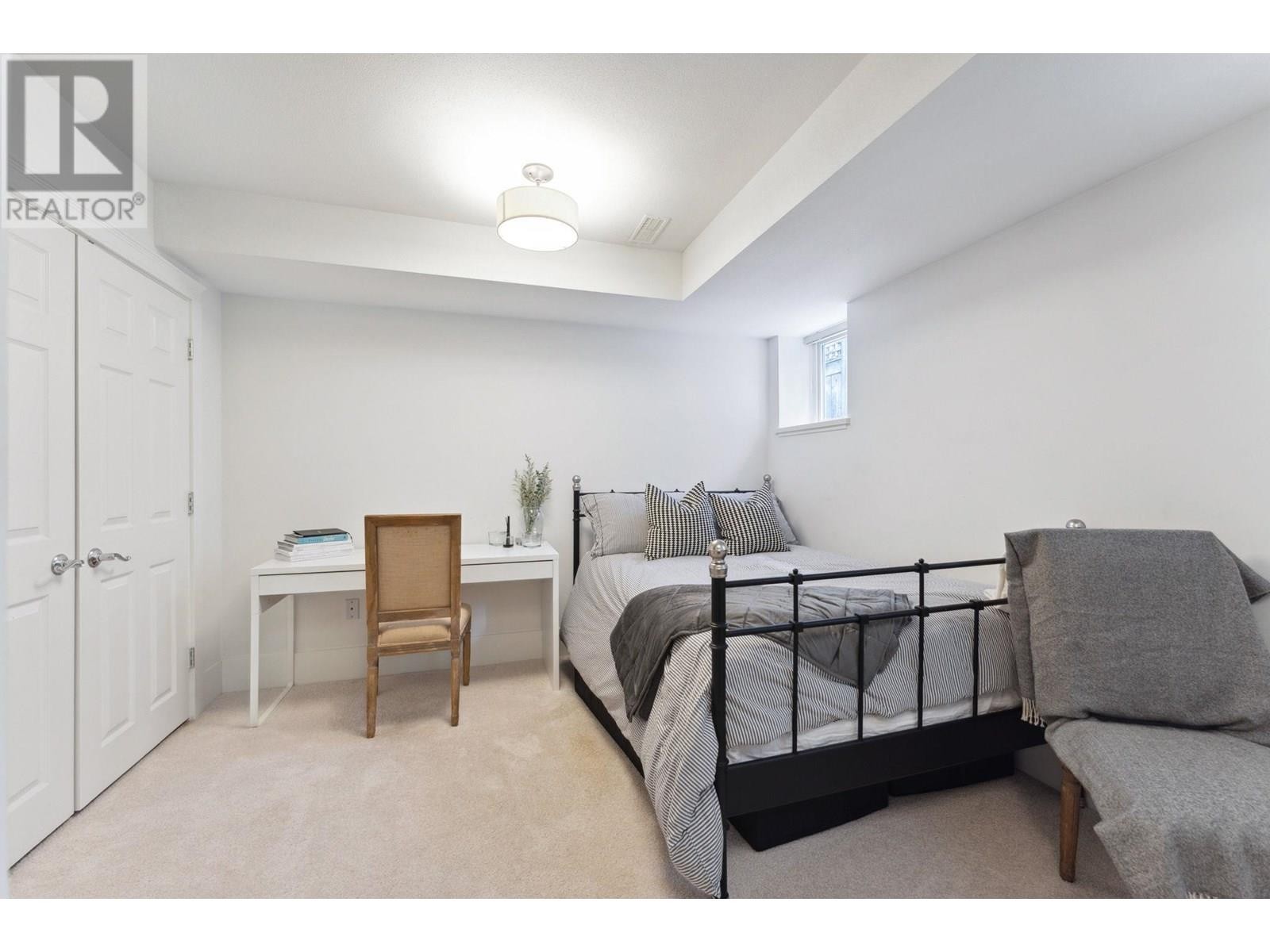 












3761 EDGEMONT BOULEVARD

,
North Vancouver,




British Columbia
V7R2P6

